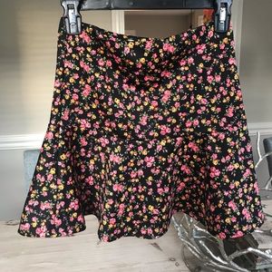 GORGEOUS FLORAL SKIRT - LIKE NEW!
